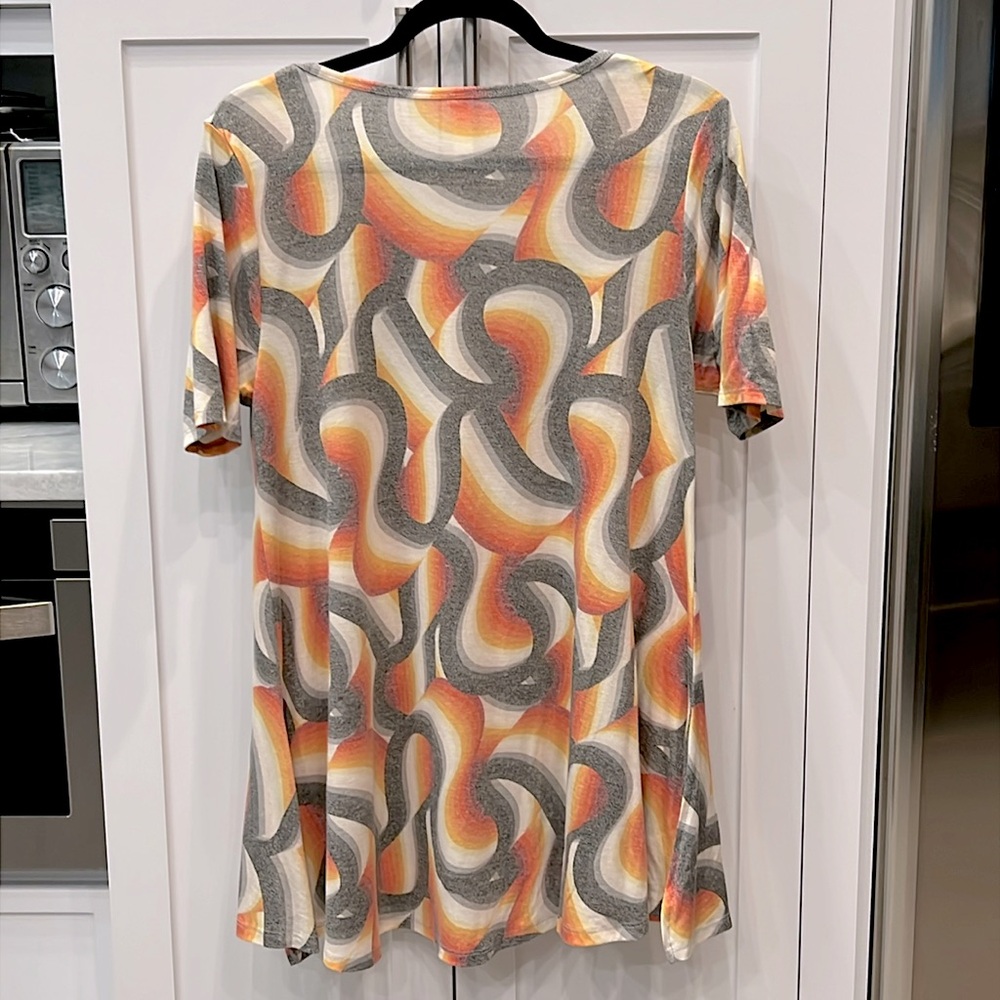 LULAROE Abstract Geometric 3D Swirl Perfect Tee - Picture 5 of 5